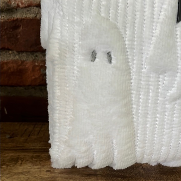 Martha Stewart White Ghostly Throw - Picture 4 of 5